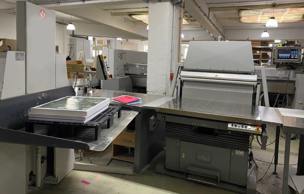 Large sized cutting system Polar 137 XT-AT with stacking lifter, automatic vibrator, scale and optional unloader - Stroj za rezanje papira: slika Large sized cutting system Polar 137 XT-AT with stacking lifter, automatic vibrator, scale and optional unloader - Stroj za rezanje papira Large sized cutting system Polar 137 XT-AT with stacking lifter, automatic vibrator, scale and optional unloader - Stroj za rezanje papira: slika Large sized cutting system Polar 137 XT-AT with stacking lifter, automatic vibrator, scale and optional unloader - Stroj za rezanje papira