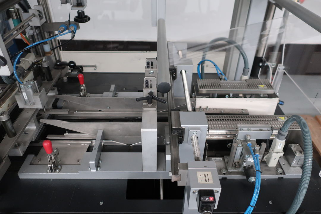 Stroj za pakiranje Sollas SX 60 film wrapping machine with moen maskinbyg pick and place feeder: slika Stroj za pakiranje Sollas SX 60 film wrapping machine with moen maskinbyg pick and place feeder