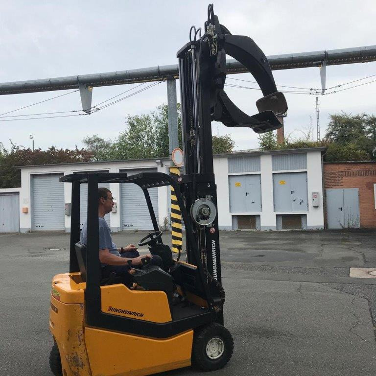 Three-wheel electric front loader Jungheinrich EFG DF 15 with duplex mast and Meyer roller clamp - Električni viličar: slika Three-wheel electric front loader Jungheinrich EFG DF 15 with duplex mast and Meyer roller clamp - Električni viličar Three-wheel electric front loader Jungheinrich EFG DF 15 with duplex mast and Meyer roller clamp - Električni viličar: slika Three-wheel electric front loader Jungheinrich EFG DF 15 with duplex mast and Meyer roller clamp - Električni viličar