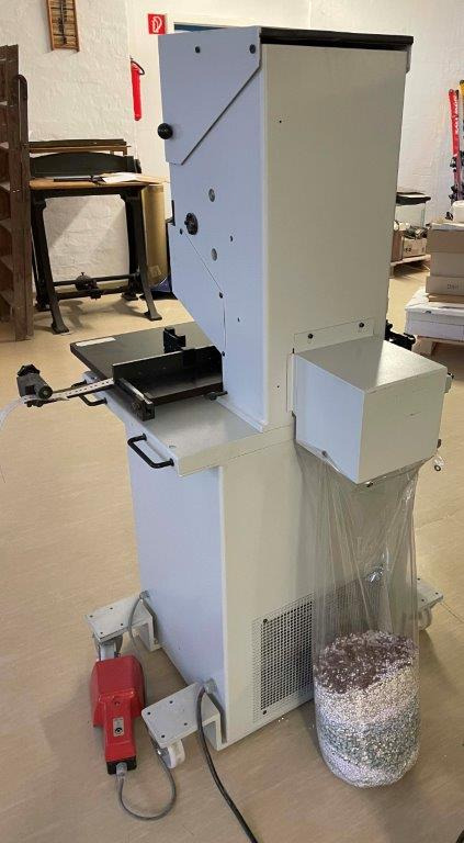 Two spindle paper drilling machine Hang 117-11 - Tiskarski stroj: slika  Two spindle paper drilling machine Hang 117-11 - Tiskarski stroj Two spindle paper drilling machine Hang 117-11 - Tiskarski stroj: slika  Two spindle paper drilling machine Hang 117-11 - Tiskarski stroj