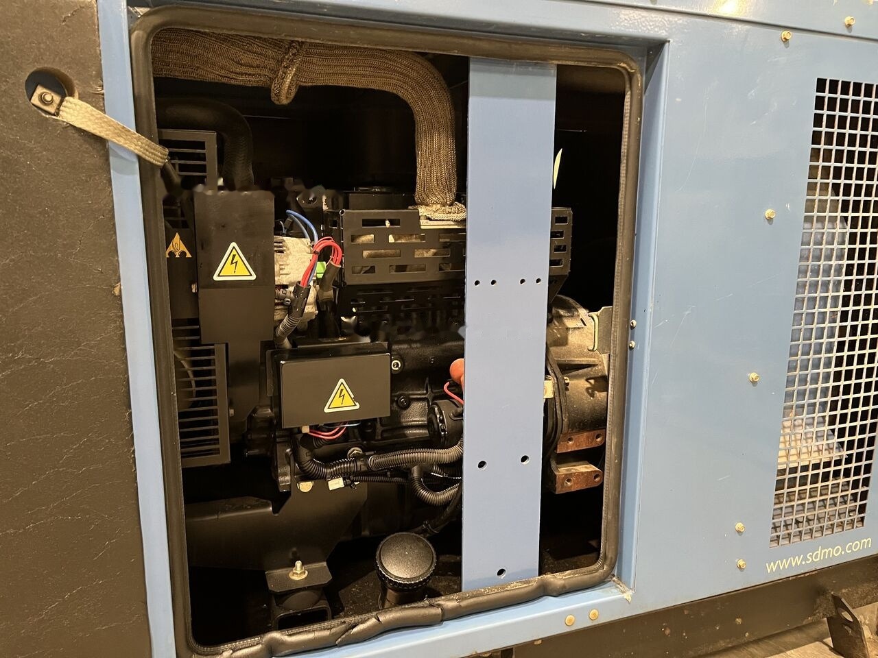 SDMO 16 kVa Mitsubishi diesel - Generatorski set: slika SDMO 16 kVa Mitsubishi diesel - Generatorski set SDMO 16 kVa Mitsubishi diesel - Generatorski set: slika SDMO 16 kVa Mitsubishi diesel - Generatorski set