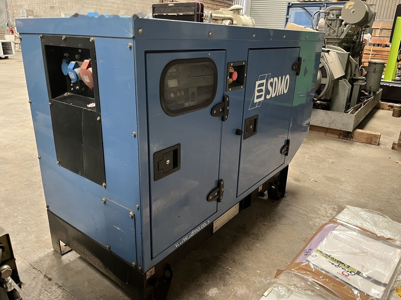 SDMO 16 kVa Mitsubishi diesel - Generatorski set: slika SDMO 16 kVa Mitsubishi diesel - Generatorski set SDMO 16 kVa Mitsubishi diesel - Generatorski set: slika SDMO 16 kVa Mitsubishi diesel - Generatorski set