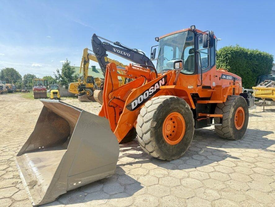 Doosan DL250 - Utovarivač na kotačima: slika Doosan DL250 - Utovarivač na kotačima Doosan DL250 - Utovarivač na kotačima: slika Doosan DL250 - Utovarivač na kotačima