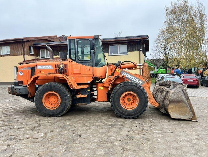 Utovarivač na kotačima Doosan DL250: slika Utovarivač na kotačima Doosan DL250