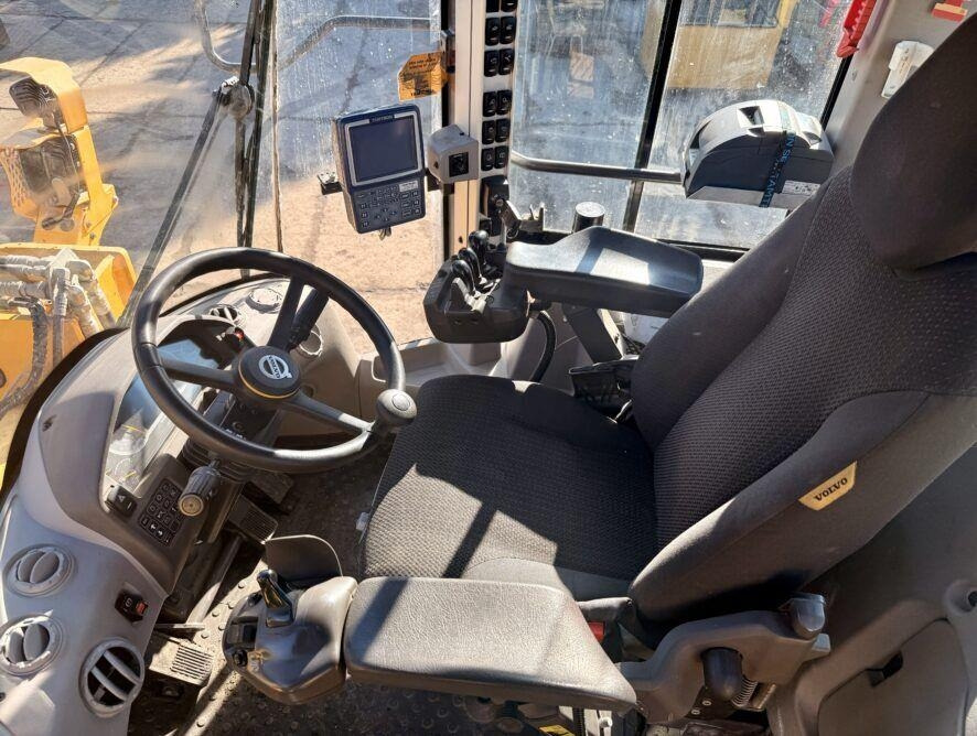 Volvo L110H - Utovarivač na kotačima: slika Volvo L110H - Utovarivač na kotačima Volvo L110H - Utovarivač na kotačima: slika Volvo L110H - Utovarivač na kotačima