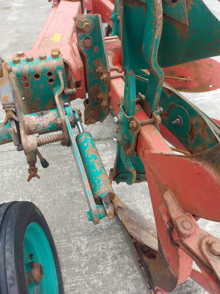 Plug KVERNELAND ES100-200: slika Plug KVERNELAND ES100-200