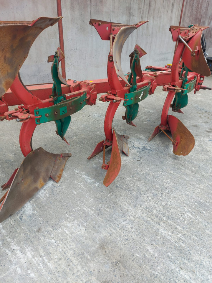 Plug KVERNELAND ES100-200: slika Plug KVERNELAND ES100-200