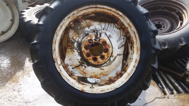 Ford 4000 Rear Wheel And Tyre 12.4/11-32. Please Check By Description - Kompletan kotač za Traktor: slika Ford 4000 Rear Wheel And Tyre 12.4/11-32. Please Check By Description - Kompletan kotač za Traktor Ford 4000 Rear Wheel And Tyre 12.4/11-32. Please Check By Description - Kompletan kotač za Traktor: slika Ford 4000 Rear Wheel And Tyre 12.4/11-32. Please Check By Description - Kompletan kotač za Traktor