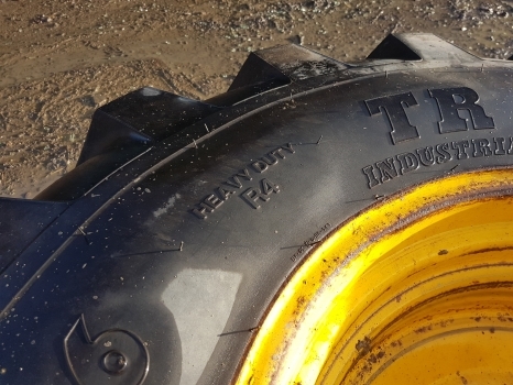 Ford 4550 Rear Wheel Rim And Tyre 18.4-26, 1 Inch Grip, 6 Inches Centre Hole - Kompletan kotač za Traktor: slika Ford 4550 Rear Wheel Rim And Tyre 18.4-26, 1 Inch Grip, 6 Inches Centre Hole - Kompletan kotač za Traktor Ford 4550 Rear Wheel Rim And Tyre 18.4-26, 1 Inch Grip, 6 Inches Centre Hole - Kompletan kotač za Traktor: slika Ford 4550 Rear Wheel Rim And Tyre 18.4-26, 1 Inch Grip, 6 Inches Centre Hole - Kompletan kotač za Traktor