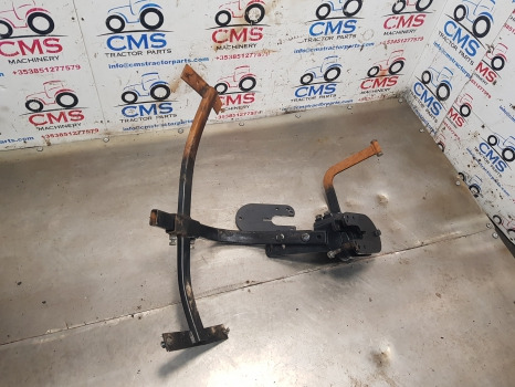 Blatobran Kubota M5092 Front Axle Mudguard Bracket Lhs Assy: slika Blatobran Kubota M5092 Front Axle Mudguard Bracket Lhs Assy