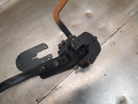 Blatobran Kubota M5092 Front Axle Mudguard Bracket Lhs Assy: slika Blatobran Kubota M5092 Front Axle Mudguard Bracket Lhs Assy