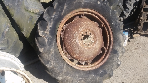 Massey Ferguson 135 Rear Wheel And Tyre 12.4/11-28. 1please Check By The Photos - Kompletan kotač za Traktor: slika Massey Ferguson 135 Rear Wheel And Tyre 12.4/11-28. 1please Check By The Photos - Kompletan kotač za Traktor Massey Ferguson 135 Rear Wheel And Tyre 12.4/11-28. 1please Check By The Photos - Kompletan kotač za Traktor: slika Massey Ferguson 135 Rear Wheel And Tyre 12.4/11-28. 1please Check By The Photos - Kompletan kotač za Traktor