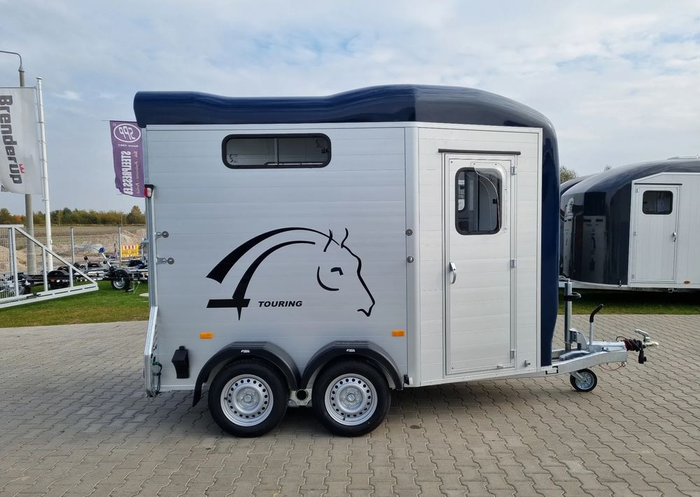 CHEVAL LIBERTÉ Touring Country + siodlarnia | przyczepa dla dwóch koni z rampą z przodu | 2000 kg DMC - Prikolica za konje: slika CHEVAL LIBERTÉ Touring Country + siodlarnia | przyczepa dla dwóch koni z rampą z przodu | 2000 kg DMC - Prikolica za konje CHEVAL LIBERTÉ Touring Country + siodlarnia | przyczepa dla dwóch koni z rampą z przodu | 2000 kg DMC - Prikolica za konje: slika CHEVAL LIBERTÉ Touring Country + siodlarnia | przyczepa dla dwóch koni z rampą z przodu | 2000 kg DMC - Prikolica za konje