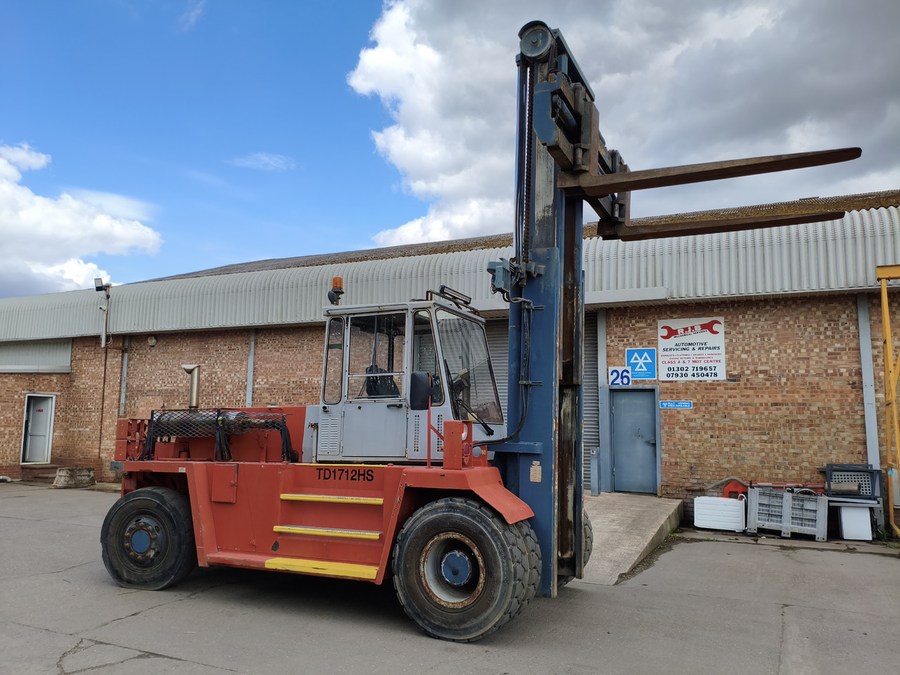 Kalmar TD1712HS 17000GK DIESEL FORKLIFT 4X4 EX Kalmar TD1712HS 17000GK DIESEL FORKLIFT 4X4 EX - Oprema za rukovanje materijalima: slika Kalmar TD1712HS 17000GK DIESEL FORKLIFT 4X4 EX Kalmar TD1712HS 17000GK DIESEL FORKLIFT 4X4 EX - Oprema za rukovanje materijalima Kalmar TD1712HS 17000GK DIESEL FORKLIFT 4X4 EX Kalmar TD1712HS 17000GK DIESEL FORKLIFT 4X4 EX - Oprema za rukovanje materijalima: slika Kalmar TD1712HS 17000GK DIESEL FORKLIFT 4X4 EX Kalmar TD1712HS 17000GK DIESEL FORKLIFT 4X4 EX - Oprema za rukovanje materijalima