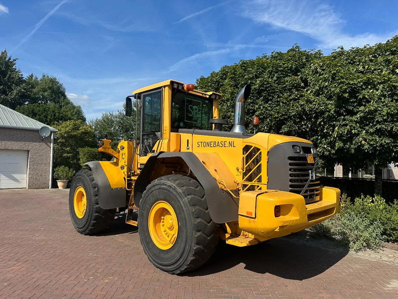 Volvo L120 F - Utovarivač na kotačima: slika Volvo L120 F - Utovarivač na kotačima Volvo L120 F - Utovarivač na kotačima: slika Volvo L120 F - Utovarivač na kotačima