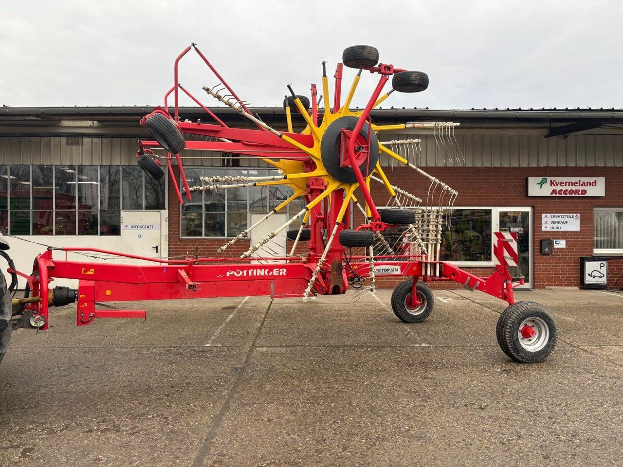 Pöttinger EUROTOP 881A - Prevrtač sijena/ Grabulje: slika Pöttinger EUROTOP 881A - Prevrtač sijena/ Grabulje Pöttinger EUROTOP 881A - Prevrtač sijena/ Grabulje: slika Pöttinger EUROTOP 881A - Prevrtač sijena/ Grabulje