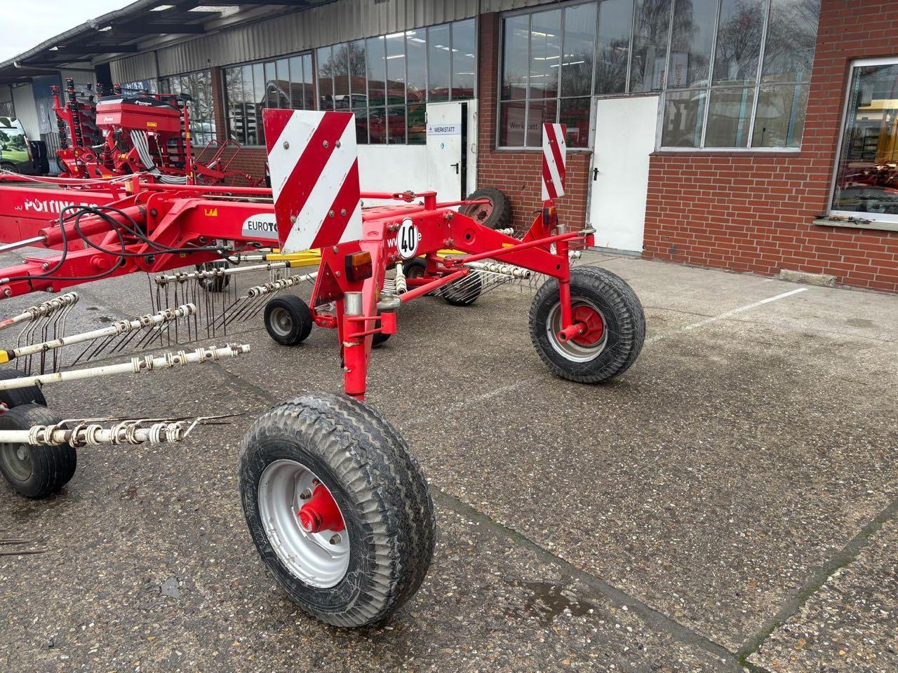 Pöttinger EUROTOP 881A - Prevrtač sijena/ Grabulje: slika Pöttinger EUROTOP 881A - Prevrtač sijena/ Grabulje Pöttinger EUROTOP 881A - Prevrtač sijena/ Grabulje: slika Pöttinger EUROTOP 881A - Prevrtač sijena/ Grabulje