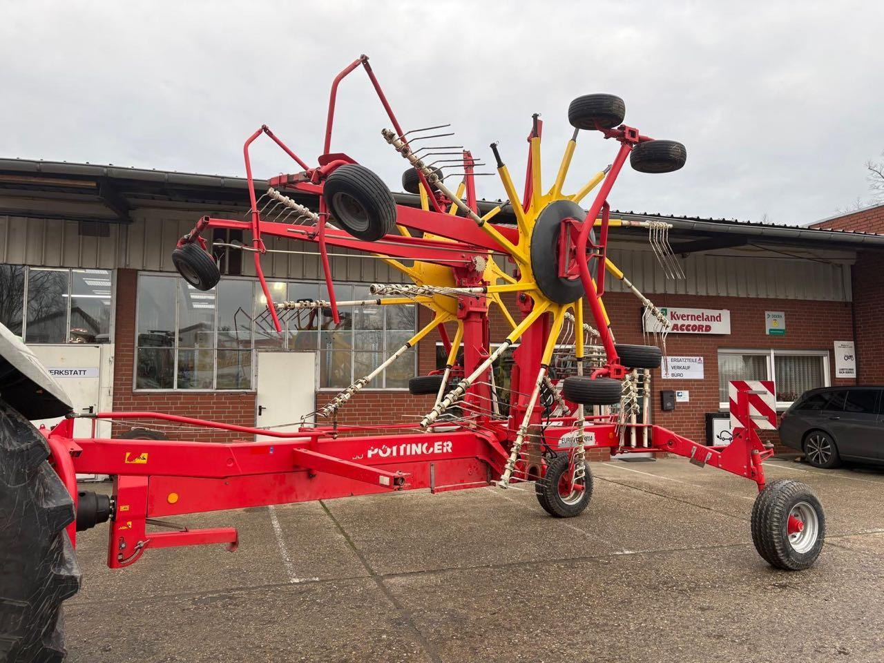 Pöttinger EUROTOP 881A - Prevrtač sijena/ Grabulje: slika Pöttinger EUROTOP 881A - Prevrtač sijena/ Grabulje Pöttinger EUROTOP 881A - Prevrtač sijena/ Grabulje: slika Pöttinger EUROTOP 881A - Prevrtač sijena/ Grabulje