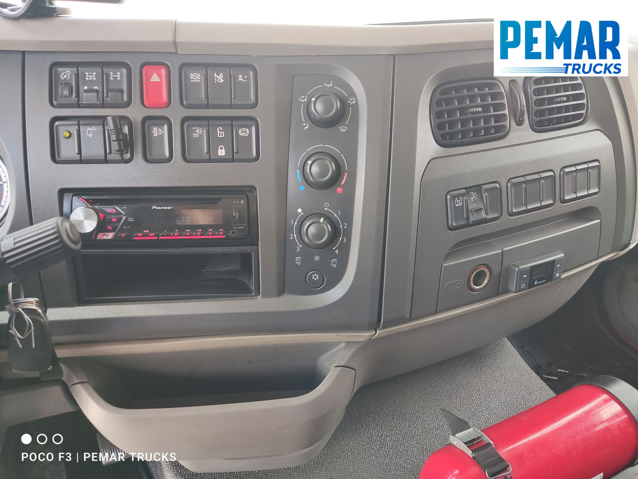 Kamion s otvorenim sandukom, Kamion s kranom DAF LF 210 GRUA CAJA FIJA: slika Kamion s otvorenim sandukom, Kamion s kranom DAF LF 210 GRUA CAJA FIJA