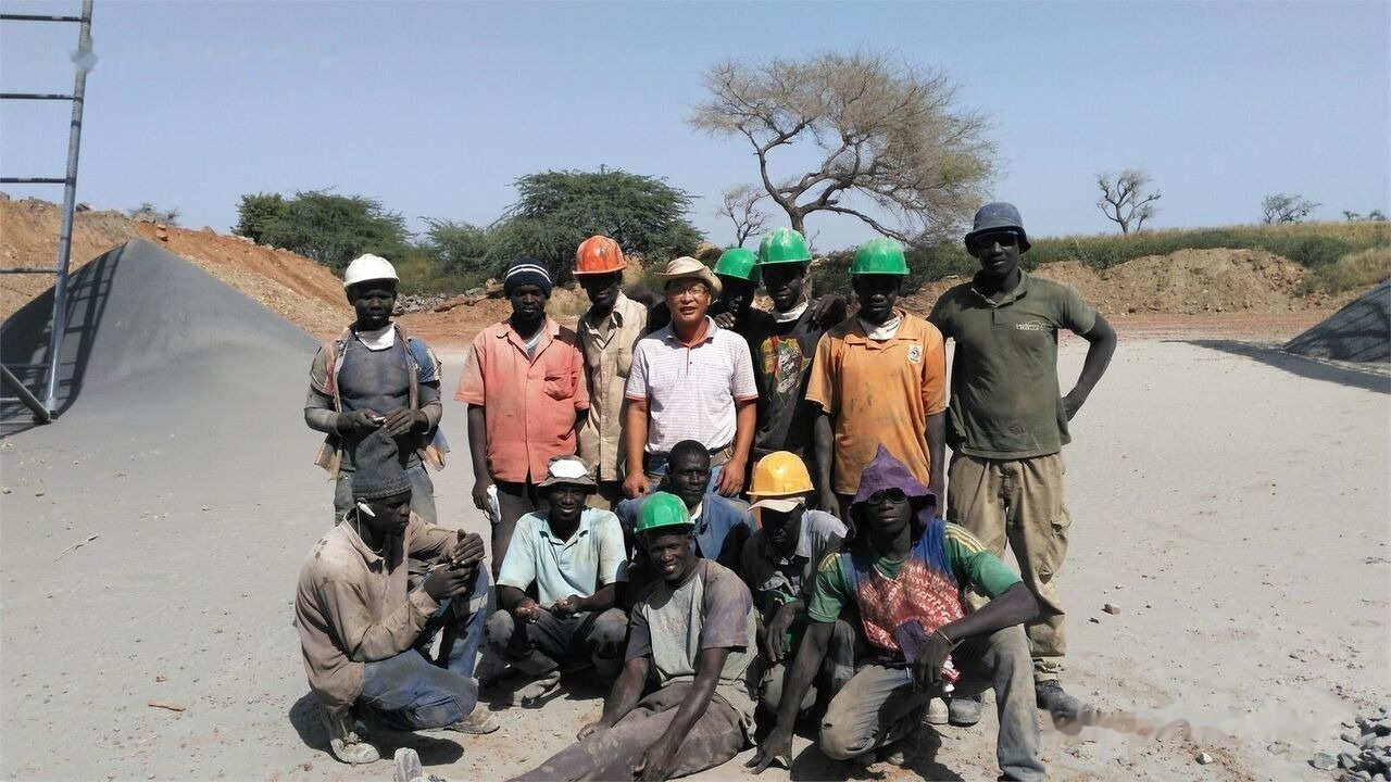 Novi Drobilica Kinglink 250-300 TPH Usine fixe de concassage de pierre basaltique: slika Novi Drobilica Kinglink 250-300 TPH Usine fixe de concassage de pierre basaltique