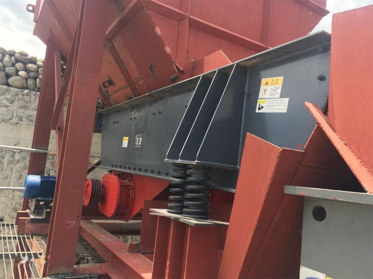Kinglink ZSW380X96 RiverStone Aggregate vibrating grizzly feeder - Rudarski strojevi: slika Kinglink ZSW380X96 RiverStone Aggregate vibrating grizzly feeder - Rudarski strojevi Kinglink ZSW380X96 RiverStone Aggregate vibrating grizzly feeder - Rudarski strojevi: slika Kinglink ZSW380X96 RiverStone Aggregate vibrating grizzly feeder - Rudarski strojevi