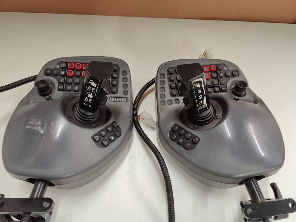 Komatsu Joysticks - Električni sustav za Šumarska oprema: slika Komatsu Joysticks - Električni sustav za Šumarska oprema Komatsu Joysticks - Električni sustav za Šumarska oprema: slika Komatsu Joysticks - Električni sustav za Šumarska oprema