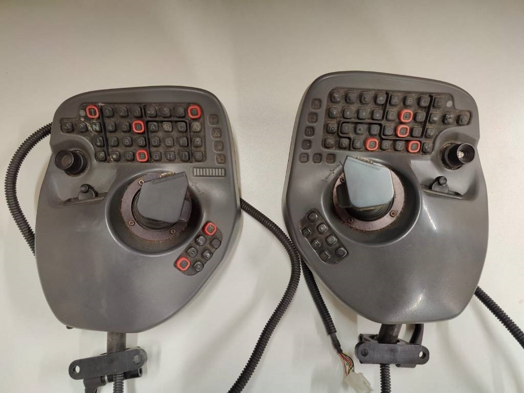 Električni sustav za Šumarska oprema Komatsu Joysticks: slika Električni sustav za Šumarska oprema Komatsu Joysticks