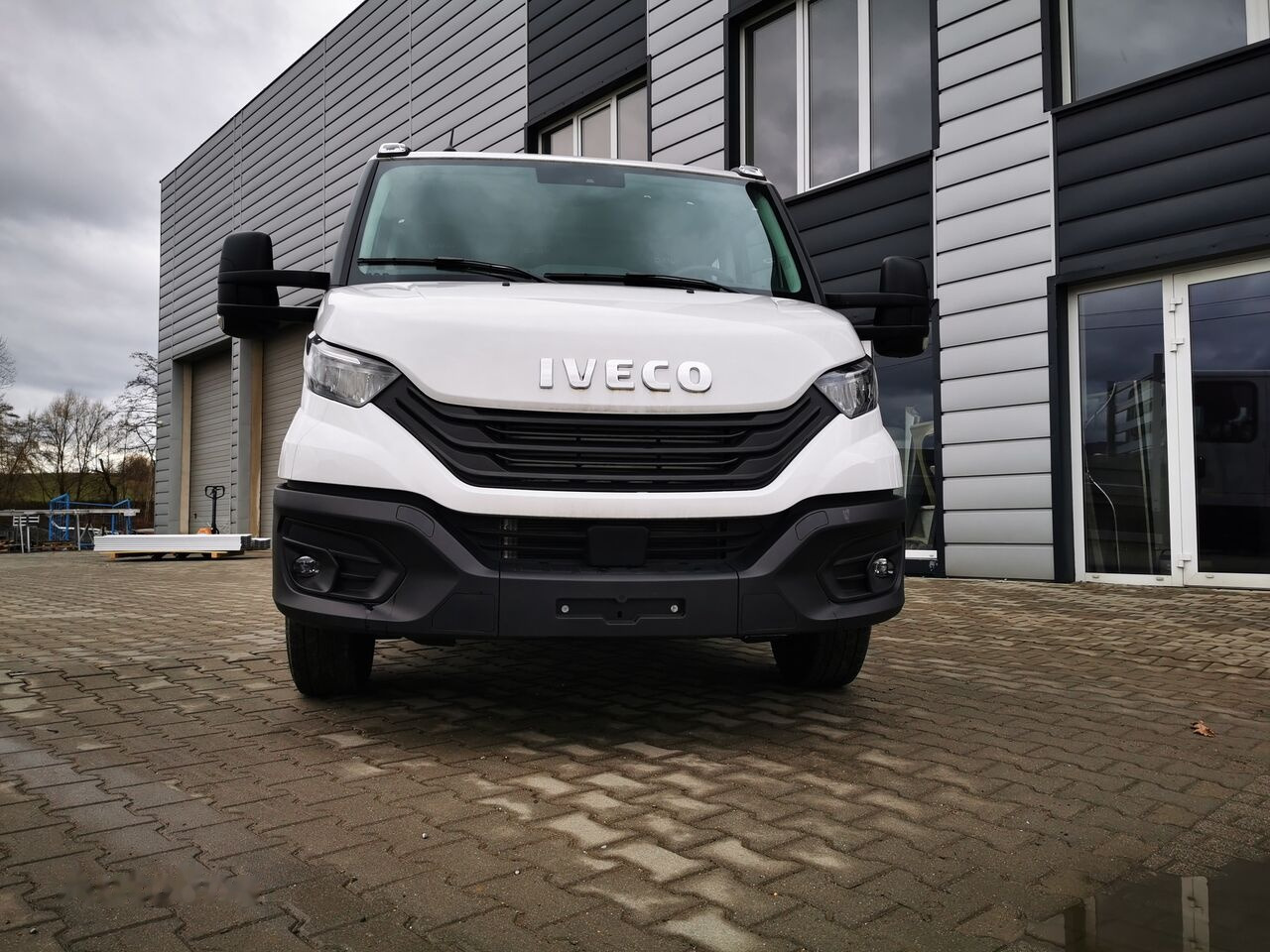 IVECO Daily 180KM r. oś 4100 - Dostavno vozilo s ravnom platformom: slika IVECO Daily 180KM r. oś 4100 - Dostavno vozilo s ravnom platformom IVECO Daily 180KM r. oś 4100 - Dostavno vozilo s ravnom platformom: slika IVECO Daily 180KM r. oś 4100 - Dostavno vozilo s ravnom platformom