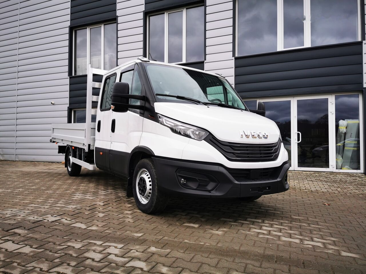IVECO Daily 180KM r. oś 4100 - Dostavno vozilo s ravnom platformom: slika IVECO Daily 180KM r. oś 4100 - Dostavno vozilo s ravnom platformom IVECO Daily 180KM r. oś 4100 - Dostavno vozilo s ravnom platformom: slika IVECO Daily 180KM r. oś 4100 - Dostavno vozilo s ravnom platformom