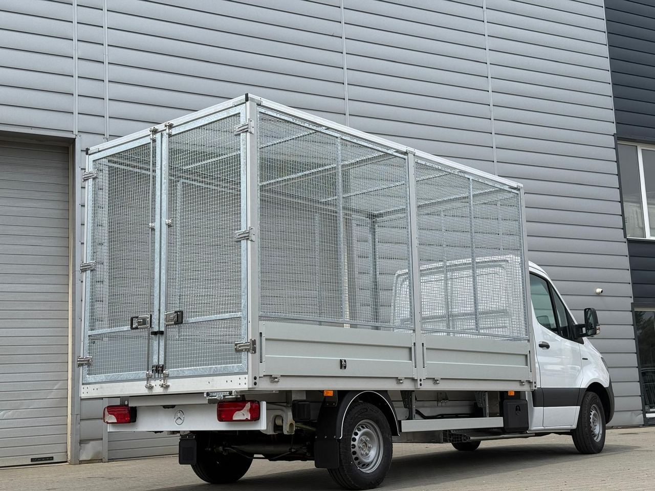 Mercedes eSprinter - Dostavno vozilo s ravnom platformom, Električno dostavno vozilo: slika Mercedes eSprinter - Dostavno vozilo s ravnom platformom, Električno dostavno vozilo Mercedes eSprinter - Dostavno vozilo s ravnom platformom, Električno dostavno vozilo: slika Mercedes eSprinter - Dostavno vozilo s ravnom platformom, Električno dostavno vozilo