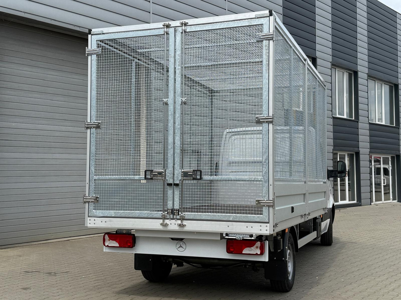 Mercedes eSprinter - Dostavno vozilo s ravnom platformom, Električno dostavno vozilo: slika Mercedes eSprinter - Dostavno vozilo s ravnom platformom, Električno dostavno vozilo Mercedes eSprinter - Dostavno vozilo s ravnom platformom, Električno dostavno vozilo: slika Mercedes eSprinter - Dostavno vozilo s ravnom platformom, Električno dostavno vozilo