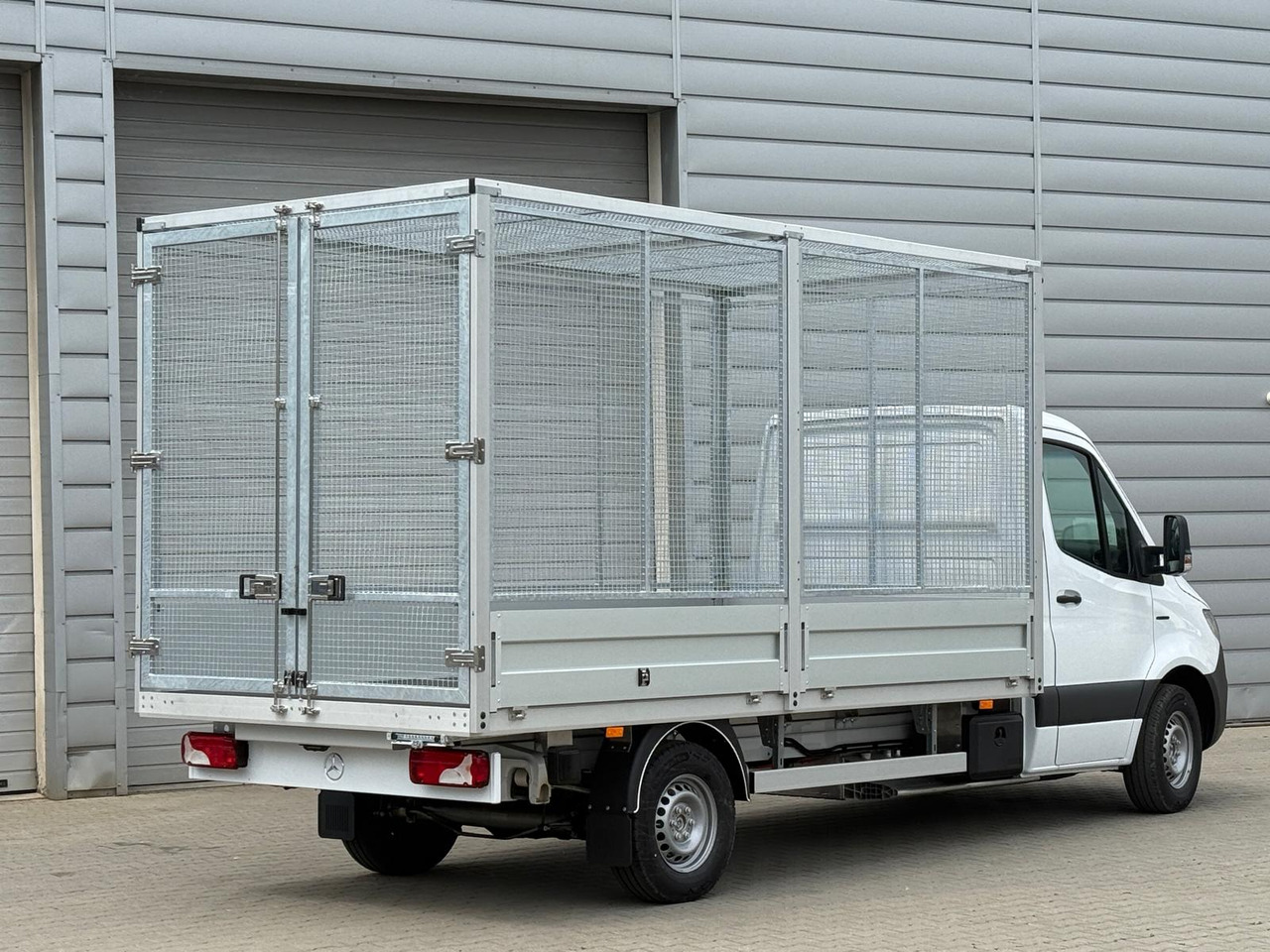 Mercedes eSprinter - Dostavno vozilo s ravnom platformom, Električno dostavno vozilo: slika Mercedes eSprinter - Dostavno vozilo s ravnom platformom, Električno dostavno vozilo Mercedes eSprinter - Dostavno vozilo s ravnom platformom, Električno dostavno vozilo: slika Mercedes eSprinter - Dostavno vozilo s ravnom platformom, Električno dostavno vozilo