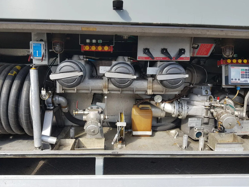 Kamion cisterna Volvo FM 9.340 Petrol, Diesel 17000 Ltr. 3 Compartementen: slika Kamion cisterna Volvo FM 9.340 Petrol, Diesel 17000 Ltr. 3 Compartementen Kamion cisterna Volvo FM 9.340 Petrol, Diesel 17000 Ltr. 3 Compartementen: slika Kamion cisterna Volvo FM 9.340 Petrol, Diesel 17000 Ltr. 3 Compartementen