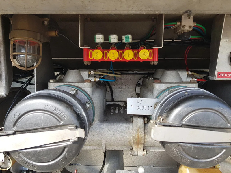 Kamion cisterna Volvo FM 9.340 Petrol, Diesel 17000 Ltr. 3 Compartementen: slika Kamion cisterna Volvo FM 9.340 Petrol, Diesel 17000 Ltr. 3 Compartementen Kamion cisterna Volvo FM 9.340 Petrol, Diesel 17000 Ltr. 3 Compartementen: slika Kamion cisterna Volvo FM 9.340 Petrol, Diesel 17000 Ltr. 3 Compartementen