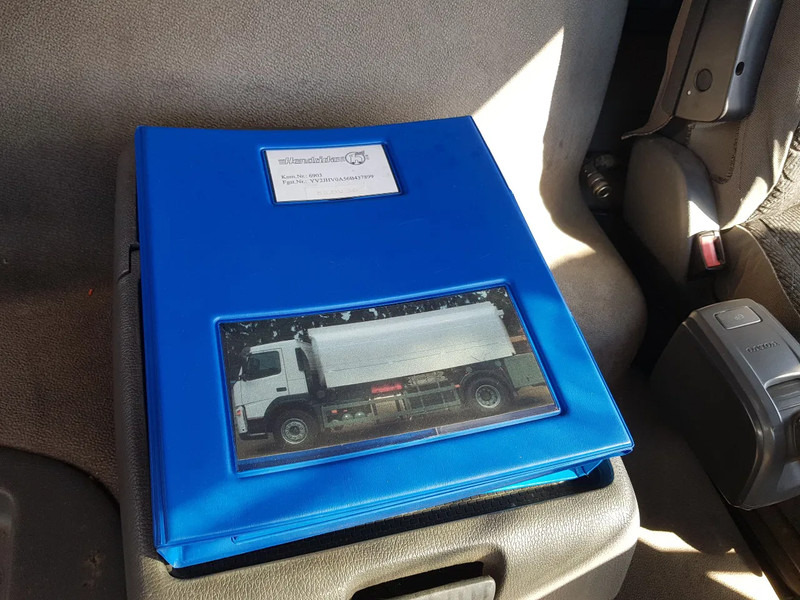 Kamion cisterna Volvo FM 9.340 Petrol, Diesel 17000 Ltr. 3 Compartementen: slika Kamion cisterna Volvo FM 9.340 Petrol, Diesel 17000 Ltr. 3 Compartementen Kamion cisterna Volvo FM 9.340 Petrol, Diesel 17000 Ltr. 3 Compartementen: slika Kamion cisterna Volvo FM 9.340 Petrol, Diesel 17000 Ltr. 3 Compartementen