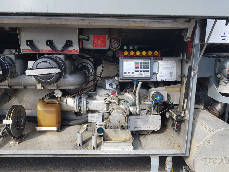 Kamion cisterna Volvo FM 9.340 Petrol, Diesel 17000 Ltr. 3 Compartementen: slika Kamion cisterna Volvo FM 9.340 Petrol, Diesel 17000 Ltr. 3 Compartementen Kamion cisterna Volvo FM 9.340 Petrol, Diesel 17000 Ltr. 3 Compartementen: slika Kamion cisterna Volvo FM 9.340 Petrol, Diesel 17000 Ltr. 3 Compartementen