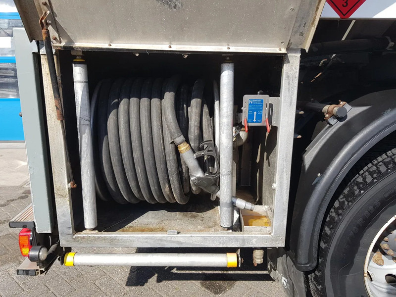 Kamion cisterna Volvo FM 9.340 Petrol, Diesel 17000 Ltr. 3 Compartementen: slika Kamion cisterna Volvo FM 9.340 Petrol, Diesel 17000 Ltr. 3 Compartementen Kamion cisterna Volvo FM 9.340 Petrol, Diesel 17000 Ltr. 3 Compartementen: slika Kamion cisterna Volvo FM 9.340 Petrol, Diesel 17000 Ltr. 3 Compartementen