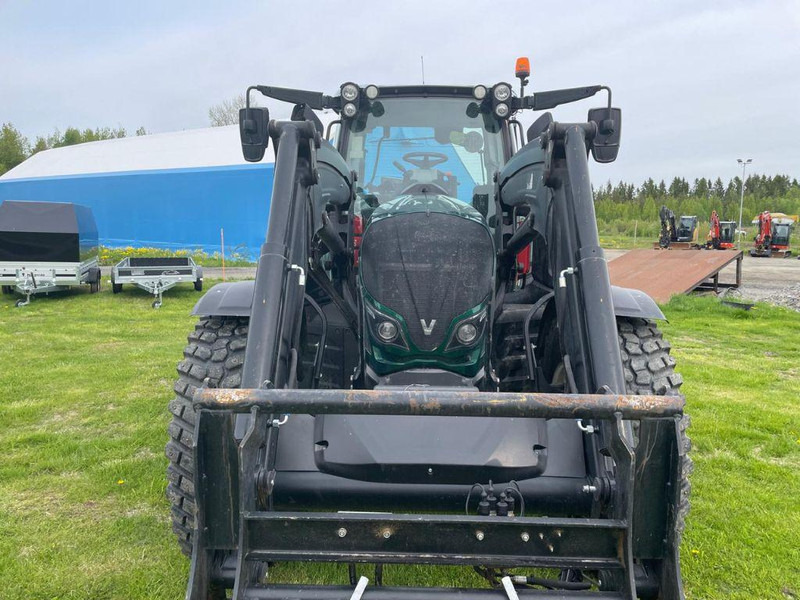 Traktor Valtra N154E Versu SmartTouch MR19 Valtra N154E Versu SmartTouch MR19 med frontlastare Quicke Q5M: slika Traktor Valtra N154E Versu SmartTouch MR19 Valtra N154E Versu SmartTouch MR19 med frontlastare Quicke Q5M