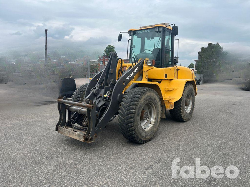 Volvo L40B - Utovarivač na kotačima: slika Volvo L40B - Utovarivač na kotačima Volvo L40B - Utovarivač na kotačima: slika Volvo L40B - Utovarivač na kotačima