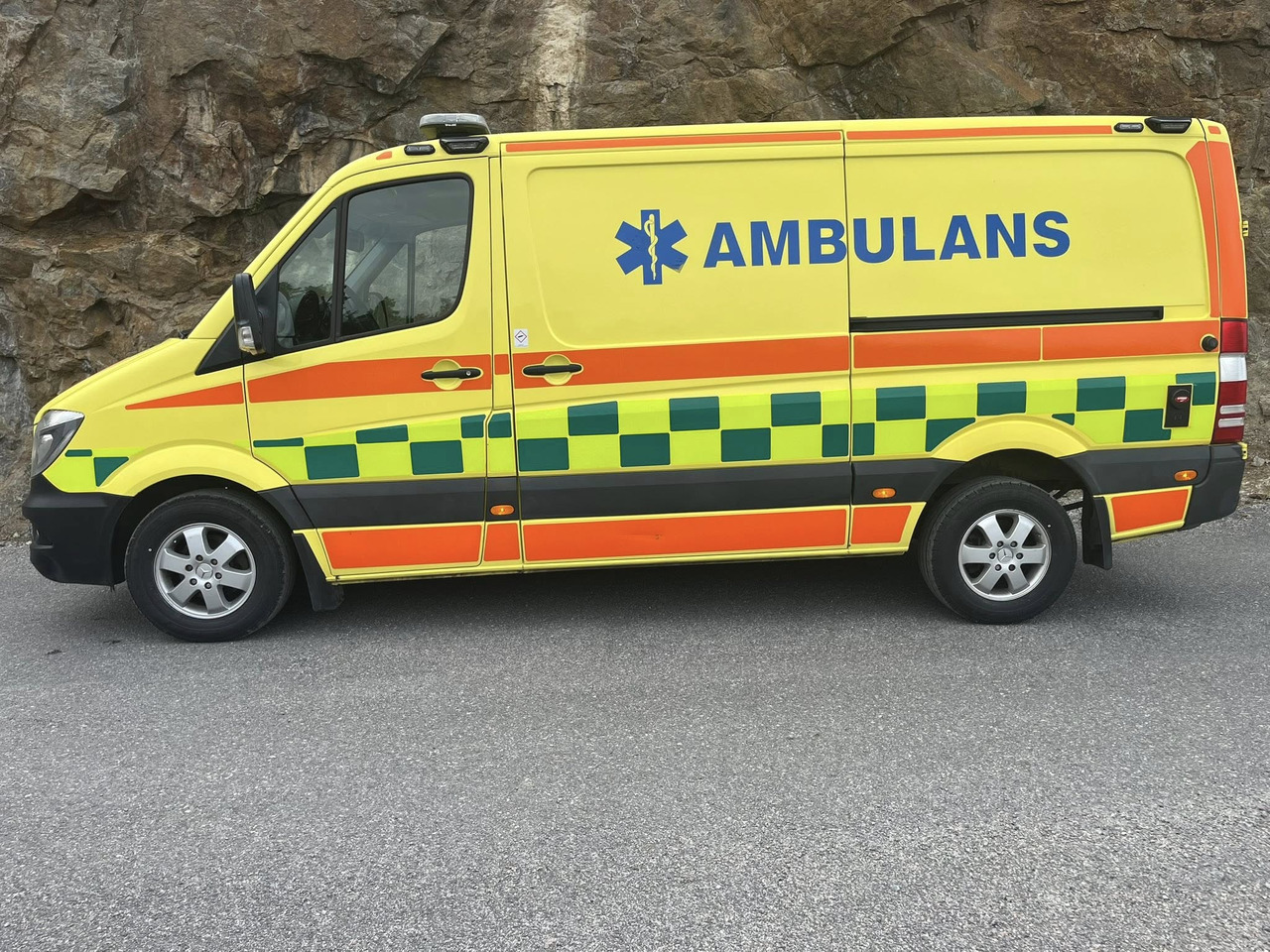 MERCEDES-BENZ Sprinter 319 - AMBULANCE - Vozilo hitne pomoći: slika MERCEDES-BENZ Sprinter 319 - AMBULANCE - Vozilo hitne pomoći MERCEDES-BENZ Sprinter 319 - AMBULANCE - Vozilo hitne pomoći: slika MERCEDES-BENZ Sprinter 319 - AMBULANCE - Vozilo hitne pomoći