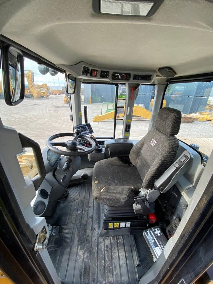 Utovarivač na kotačima CAT 938 M (Bucket + Forks): slika Utovarivač na kotačima CAT 938 M (Bucket + Forks) Utovarivač na kotačima CAT 938 M (Bucket + Forks): slika Utovarivač na kotačima CAT 938 M (Bucket + Forks)