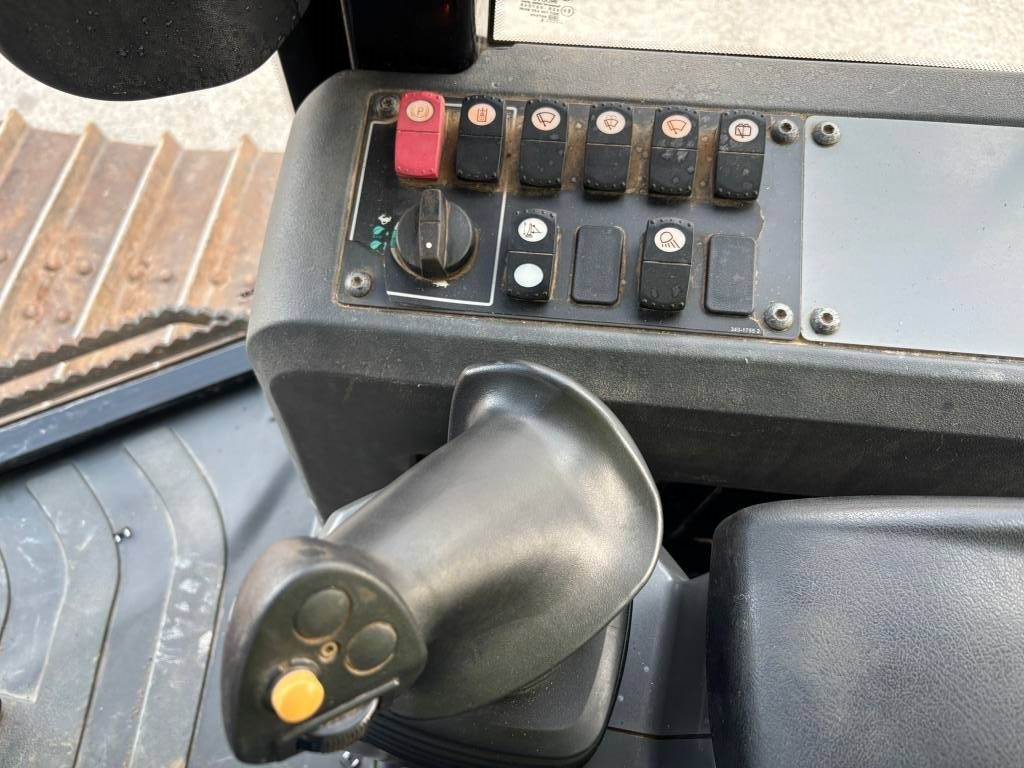 Zakup CAT D 6 K 2 LGP  CAT D 6 K 2 LGP: slika Zakup CAT D 6 K 2 LGP  CAT D 6 K 2 LGP