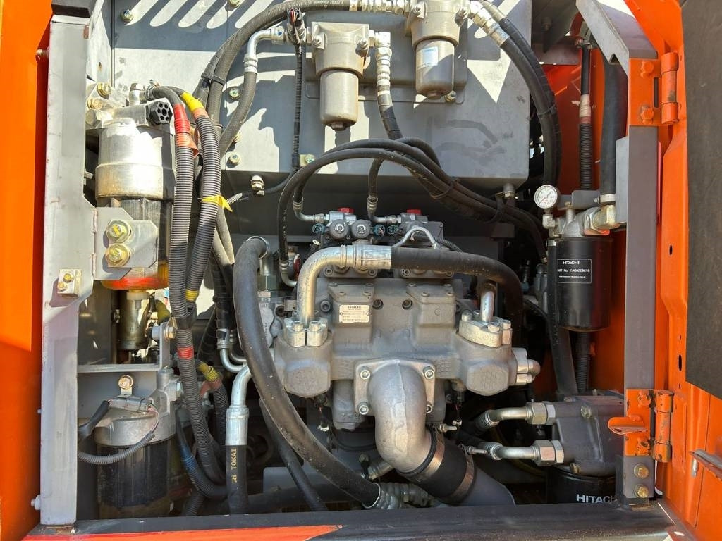 Zakup Hitachi ZX 140 W-5B  Hitachi ZX 140 W-5B: slika Zakup Hitachi ZX 140 W-5B  Hitachi ZX 140 W-5B