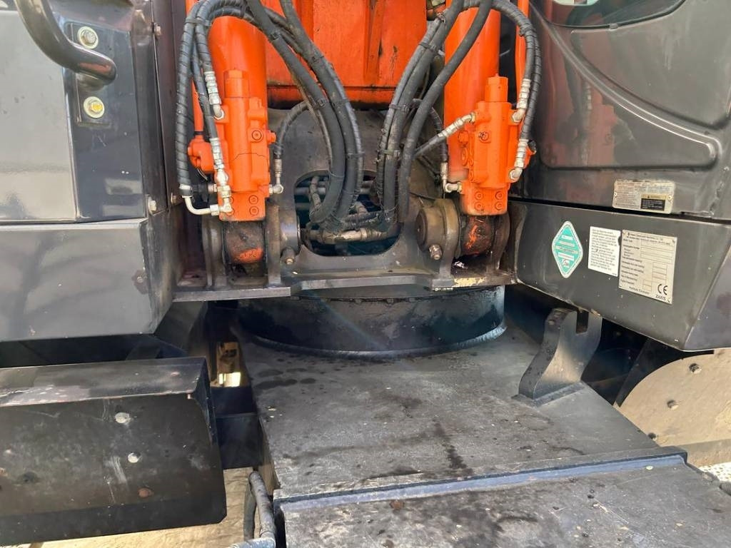 Zakup Hitachi ZX 140 W-5B  Hitachi ZX 140 W-5B: slika Zakup Hitachi ZX 140 W-5B  Hitachi ZX 140 W-5B