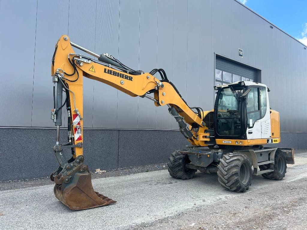 Liebherr A 912 Compact (2 Buckets) - Bager na kotačima: slika Liebherr A 912 Compact (2 Buckets) - Bager na kotačima Liebherr A 912 Compact (2 Buckets) - Bager na kotačima: slika Liebherr A 912 Compact (2 Buckets) - Bager na kotačima