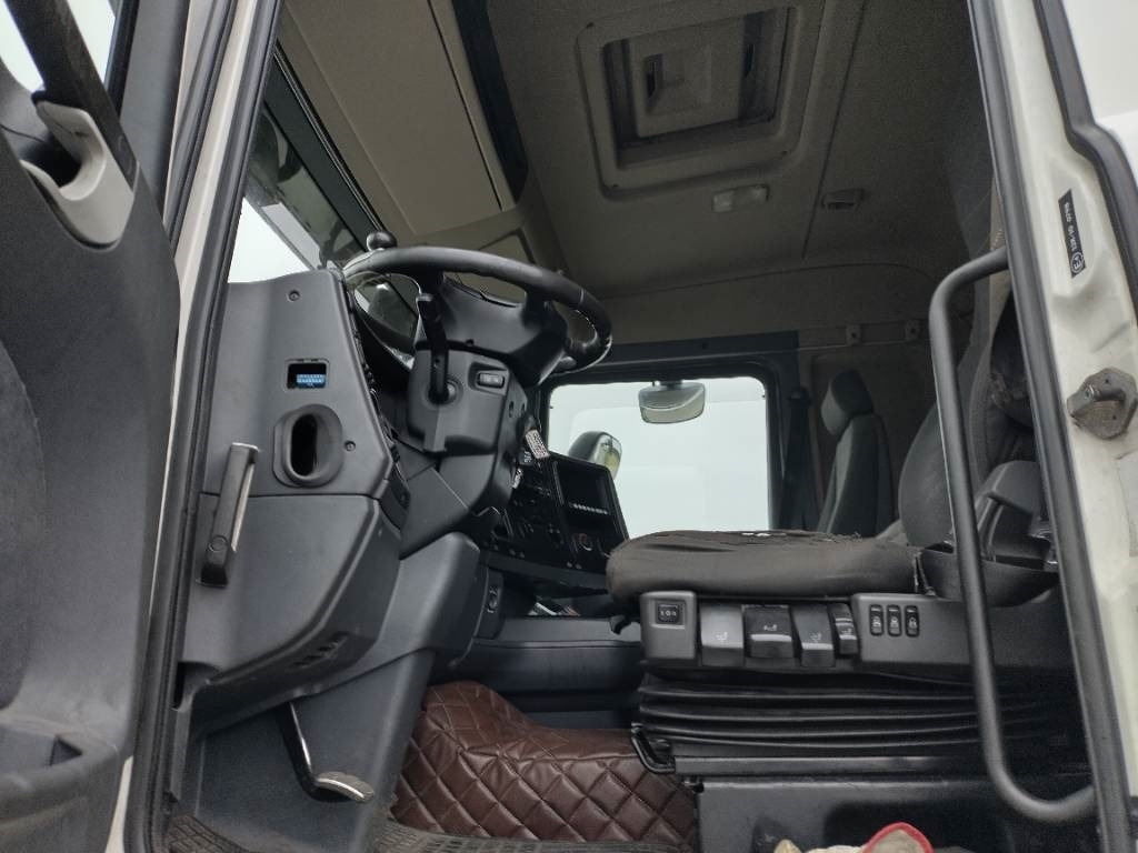 Kamion s otvorenim sandukom Scania R560 6x2 täysilmaj.uusi koneenkuljetusritilä: slika Kamion s otvorenim sandukom Scania R560 6x2 täysilmaj.uusi koneenkuljetusritilä