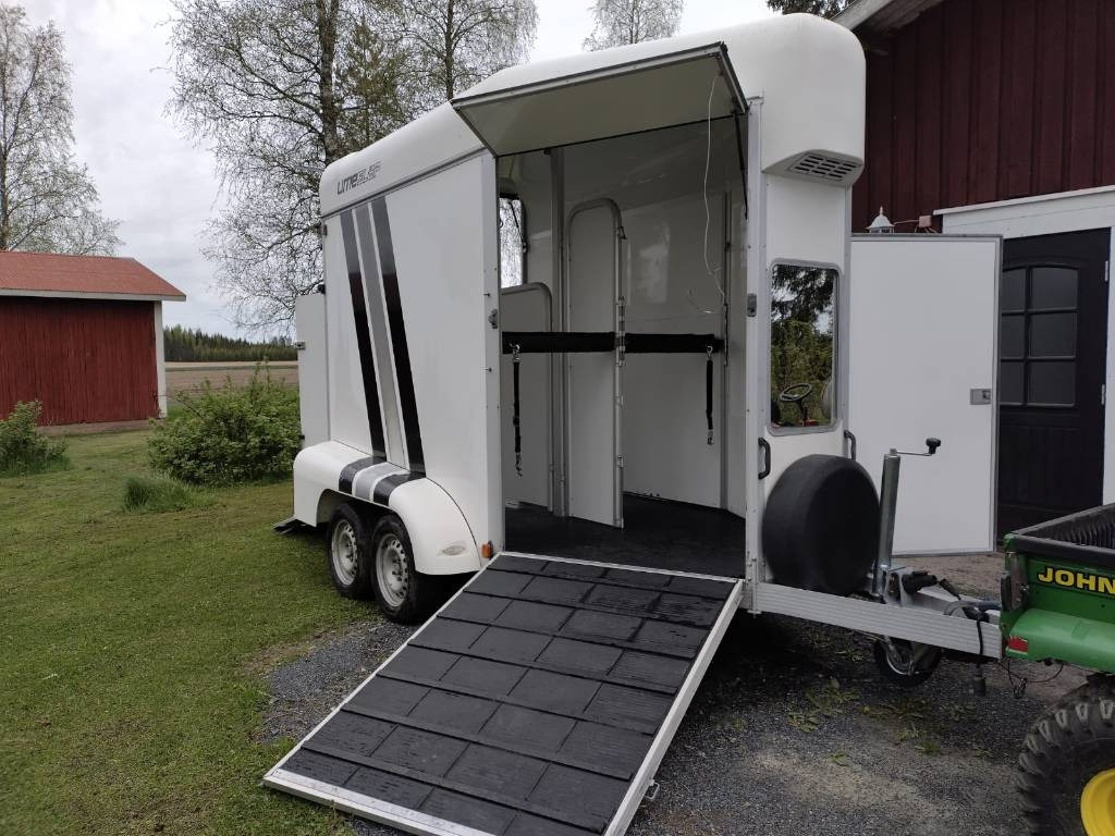 Umeå A45 Hevostraileri, etupurku - Prikolica za prijevoz stoke: slika Umeå A45 Hevostraileri, etupurku - Prikolica za prijevoz stoke Umeå A45 Hevostraileri, etupurku - Prikolica za prijevoz stoke: slika Umeå A45 Hevostraileri, etupurku - Prikolica za prijevoz stoke