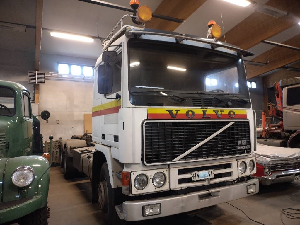 Volvo F12 6x2 ketjulaitteilla, Museointiin - Utovarivač s proklizavajućim upravljanjem: slika Volvo F12 6x2 ketjulaitteilla, Museointiin - Utovarivač s proklizavajućim upravljanjem Volvo F12 6x2 ketjulaitteilla, Museointiin - Utovarivač s proklizavajućim upravljanjem: slika Volvo F12 6x2 ketjulaitteilla, Museointiin - Utovarivač s proklizavajućim upravljanjem