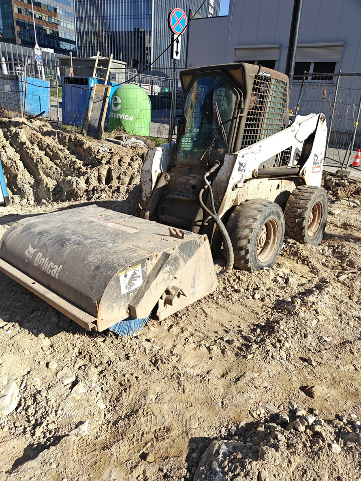 BOBCAT S220 - Mini utovarivač: slika BOBCAT S220 - Mini utovarivač BOBCAT S220 - Mini utovarivač: slika BOBCAT S220 - Mini utovarivač