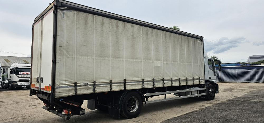 Kamion s ceradom Iveco 18 ton curtain tail lift: slika Kamion s ceradom Iveco 18 ton curtain tail lift